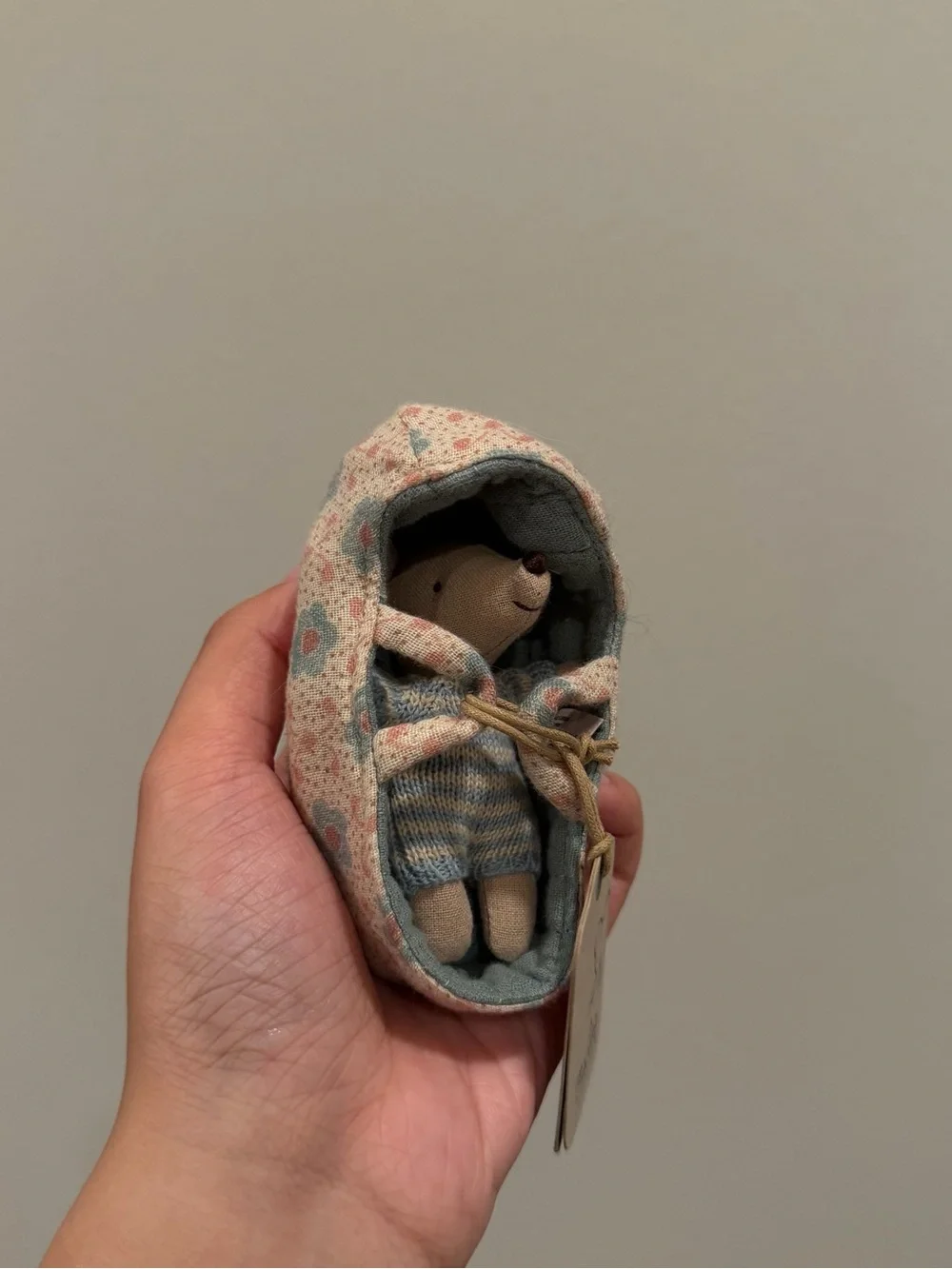 Maileg Baby mouse in carry cot - Blue